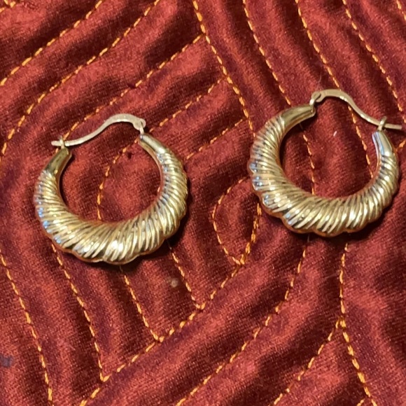 14KT Gold Shrimp Hoops Measuring 1 inch.Really nice quality gold 1.5 grams - Picture 3 of 4